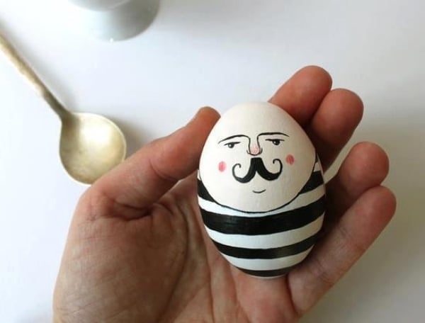 œufs-de-Pâques-bonhomme-moustache-crayon-feutre