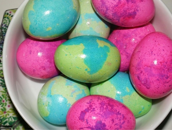 œufs-de-Pâques-marbres-multicolores-decoration