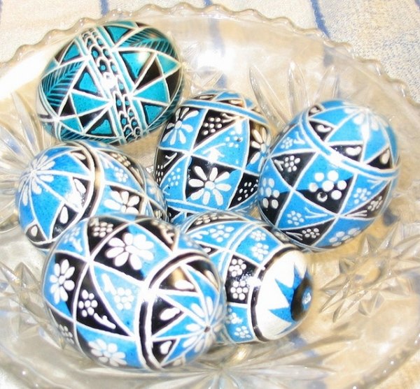 œufs-de-Pâques-motif-floral-noir-bleu