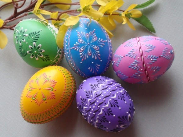 œufs-de-Pâques-multicolores-motifs-floraux