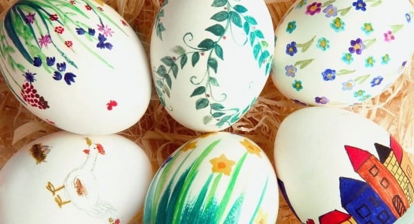 œufs-de-Paques-fleurs-dessins-fond-blanc