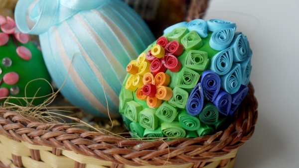 œufs-de-Paques-fleurs-papier-multicolore