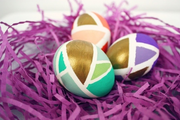 œufs-de-Paques-motifs-super-chic-fond-violet
