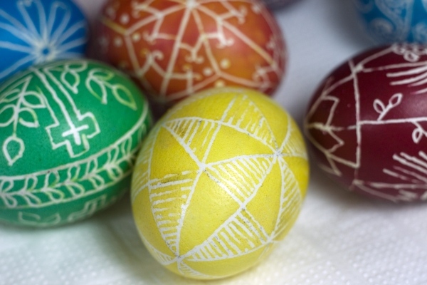 œufs-de-Paques-multicolores-dessins-sympas