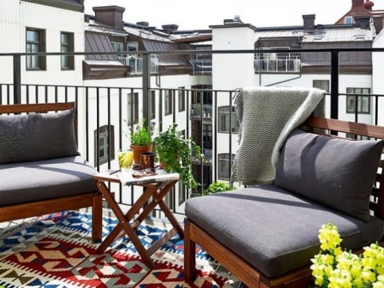 Idées-déco-balcon-style-boho-chic-tapis-chaise-tout-confort