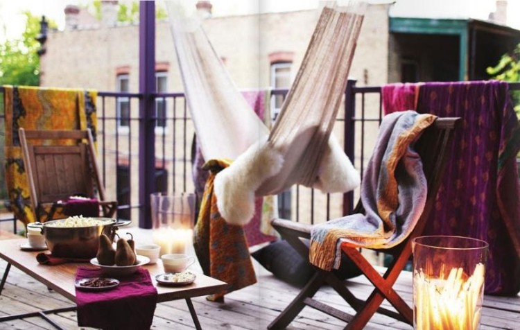 Idées-déco-balcon-style-boho-chic-hamac-chaises-pliables