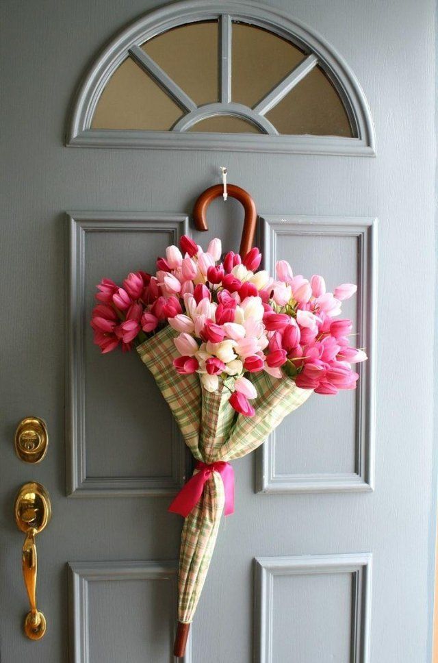 Idées-déco-fete-Pâques-bouquet-tulipes-porte