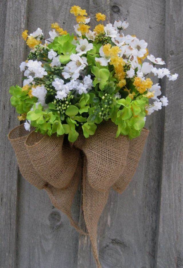 Idées-déco-fete-Pâques-bouquets-fleurs-ruban