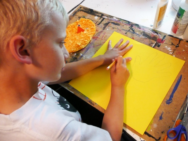 activités-enfants-Pâques-dessiner-contours-main