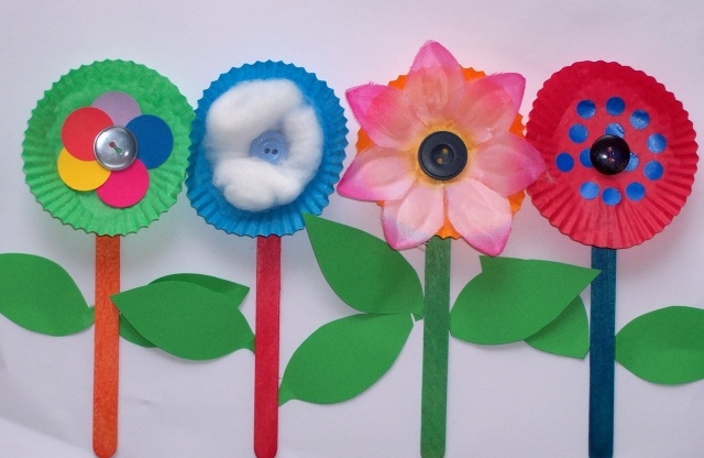 activités-pour-enfants-Pâques-fleurs-caissettes-cupcakes