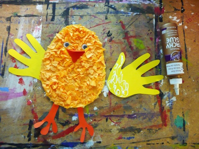 activités-pour-enfants-Pâques-poussin-papier-ailes-mains