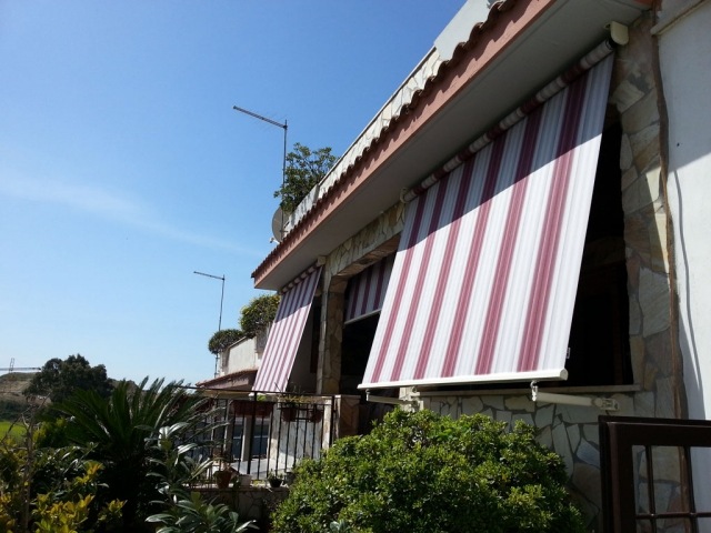 aménagement balcon auvent-retractable-rayures-blanches-rouges