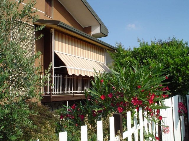 aménagement balcon auvent-retractable-rayures-vegetation