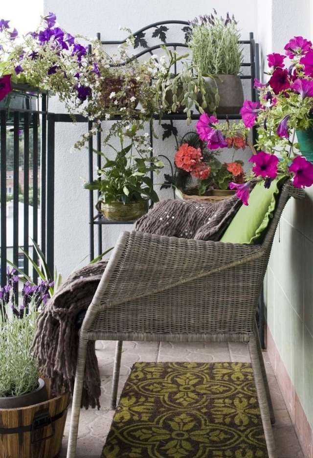 aménagement-balcon-chaise-tout-confort-plantes