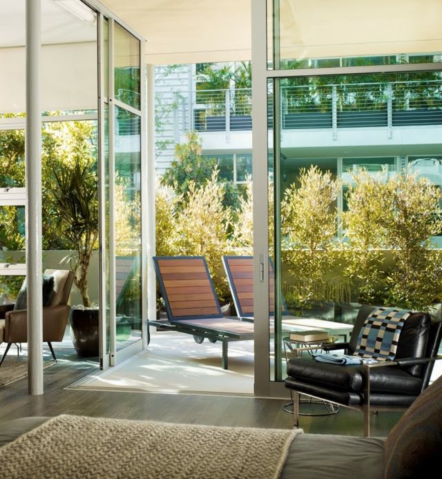 aménagement-balcon-idee-parapet-chaises-longues-plantes