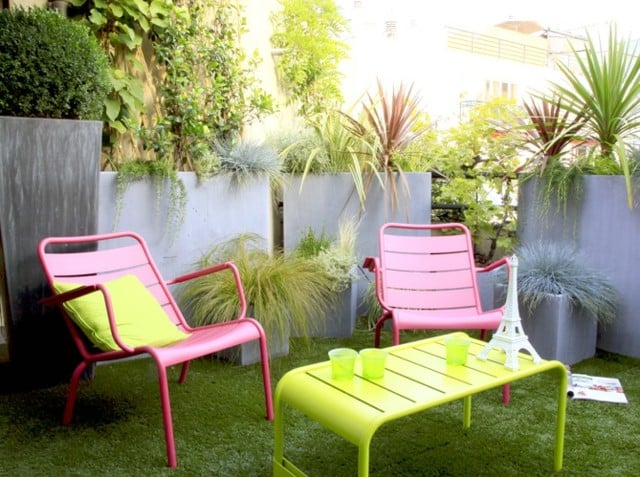 aménagement-balcon-idee-parapet-chaises-roses-table-rectangulaire-coussins