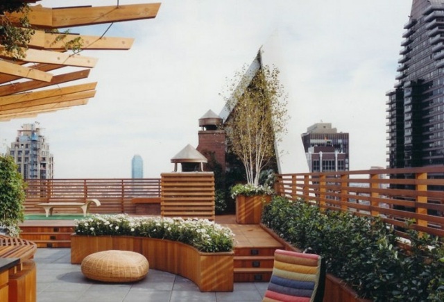 aménagement-balcon-idee-parapet-materiau-bois-plantes