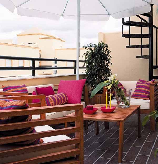 aménagement-balcon-mobilier-bois-parasol