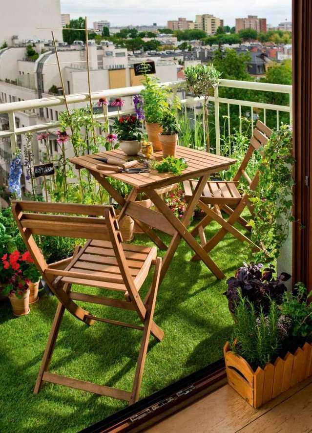 aménagement-balcon-table-chaises-bois-herbe-artificiel
