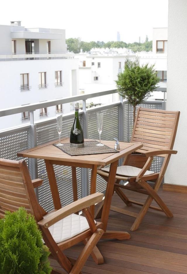 aménagement-balcon-table-chaises-bois-parapet