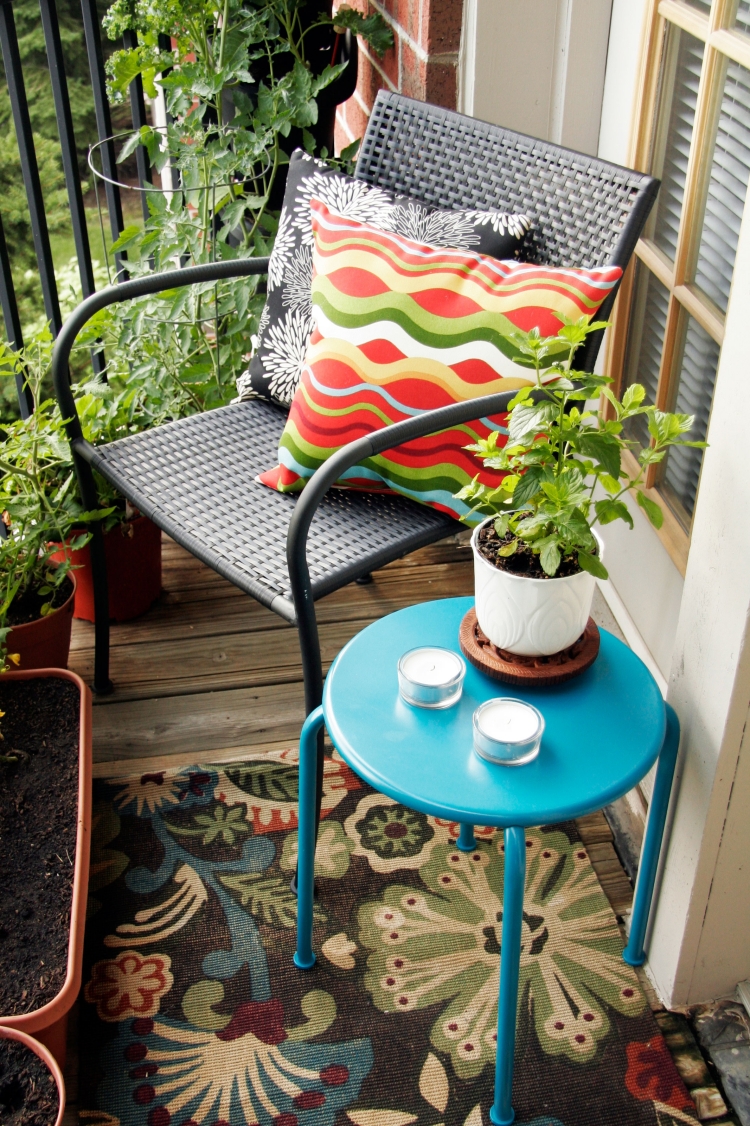 aménagement-balcon-tabouret-chaise-plantes aménagement terrasse