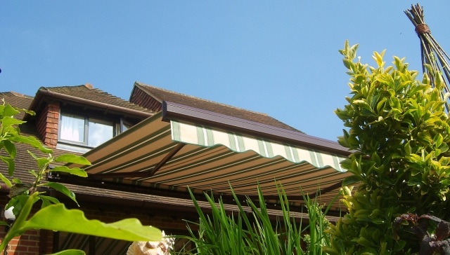 aménagement-balcon-terrasse-auvent-retractable-rayures-maison