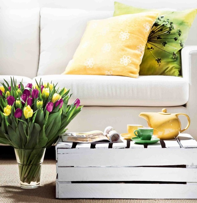 aménagement-balcon-tulipes-coussins-table-DIY-bois