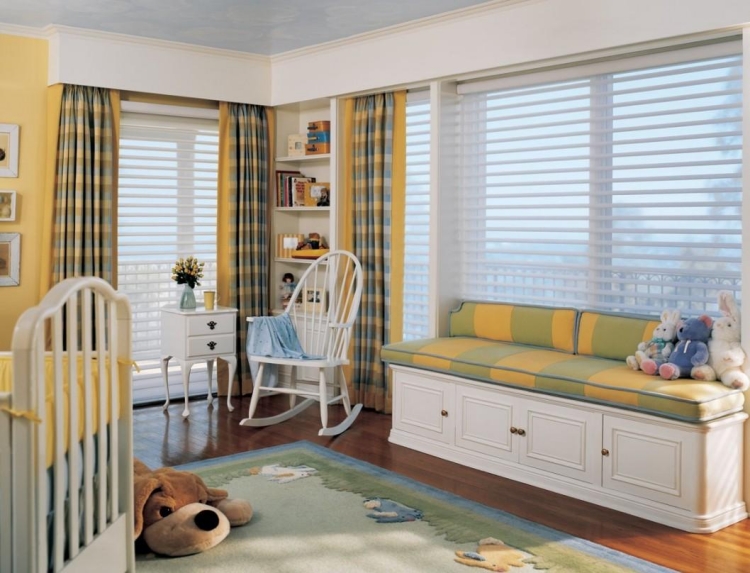 aménagement-chambre-bébé-canapé-rideaux-stores-chaise-berçante aménagement chambre bébé
