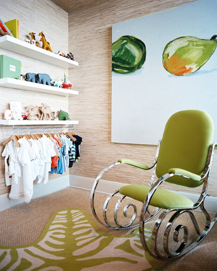 aménagement-chambre-bébé-chaise-berçante-tapis-étagères aménagement chambre bébé