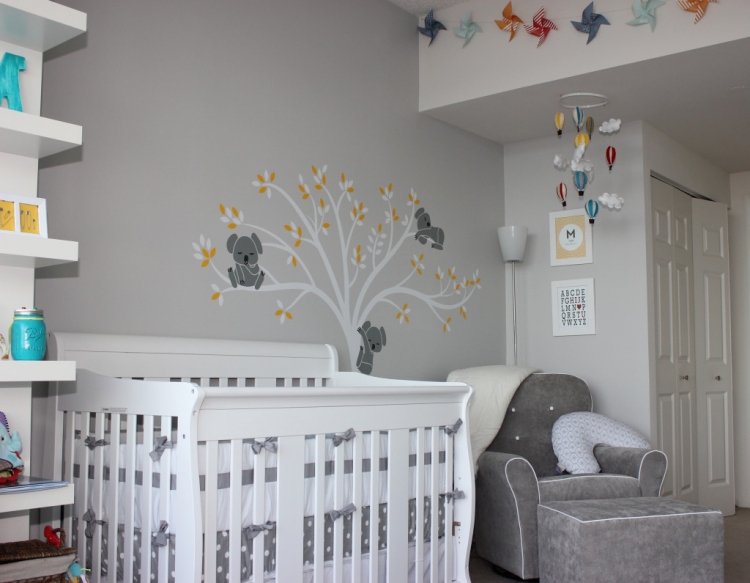 aménagement-chambre-bébé-fauteuil-ottoman-stickers-muraux aménagement chambre bébé
