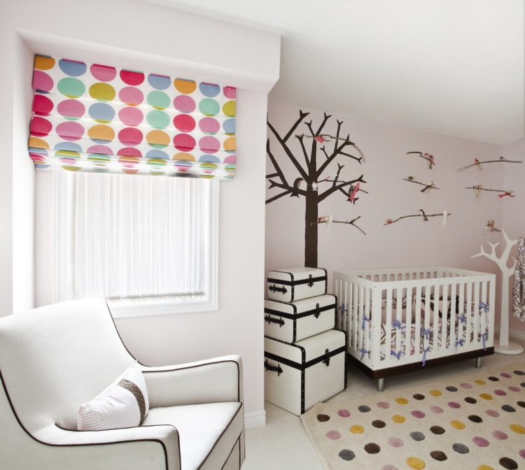 aménagement-chambre-bébé-stores-tapis-pois-multicolores aménagement chambre bébé