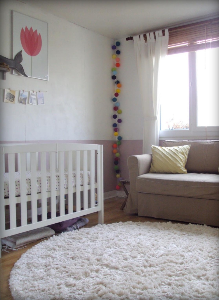 aménagement-chambre-bébé-tapis-fauteuil-guirlande aménagement chambre bébé