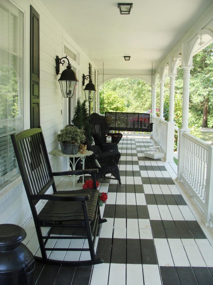 aménagement extérieur porch plancher-peint-damier