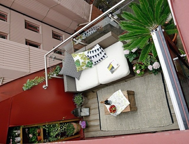 aménagement-terrasse-balcon-canape-table-rectangulaire-fleurs