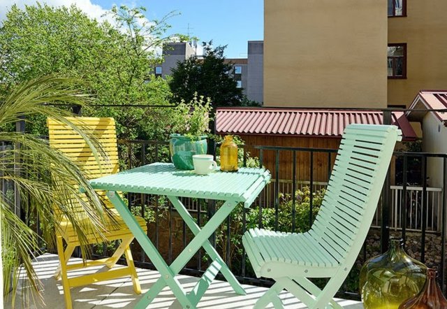 aménagement-terrasse-balcon-chaises-couleur-vert-menthe-jaune