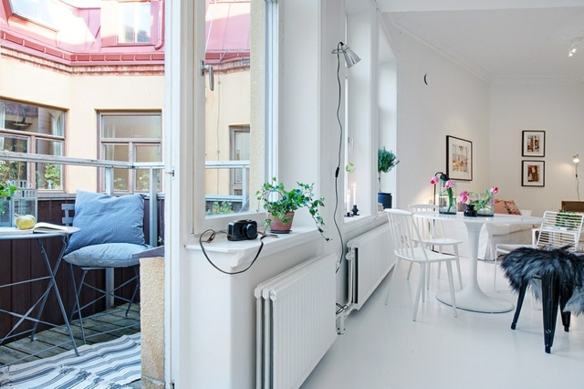 aménagement-terrasse-balcon-coussins-bleues-chaises