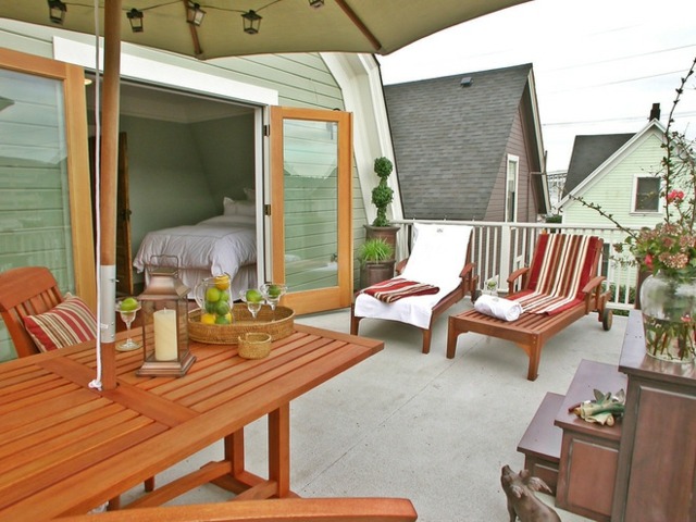 aménagement-terrasse-balcon-meubles-bois-chaises-longues