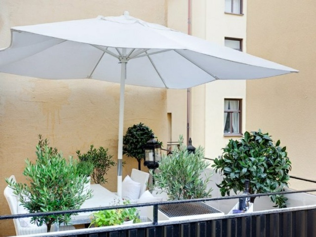 aménagement-terrasse-balcon-parasol-vegetation