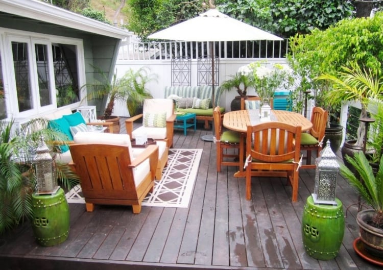 aménagement-terrasse-bois-salon-jardin-parasol aménagement terrasse