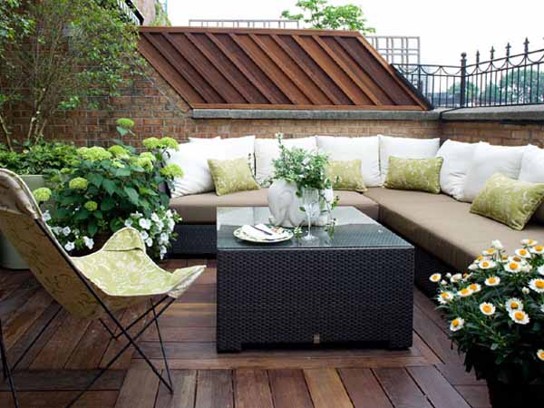 aménagement-terrasse-canapé-angle-table-fleurs