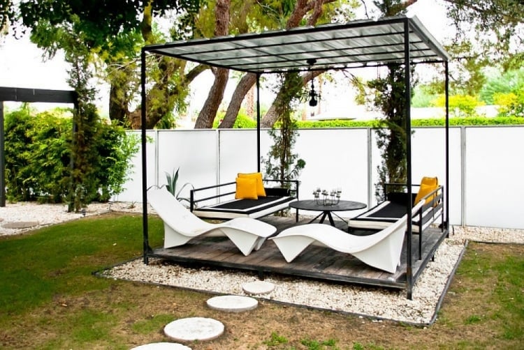 aménagement terrasse chaises-tout-confort-table-ronde-canapé