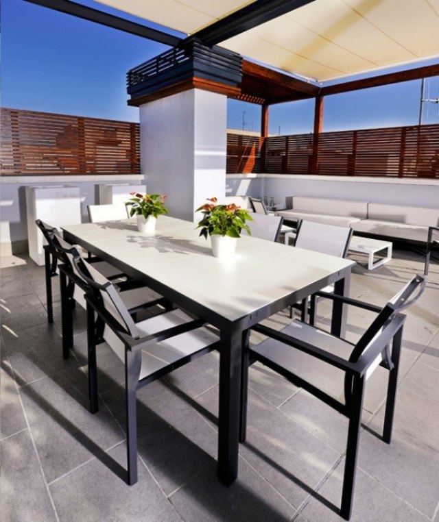 aménagement-terrasse-coin-repas-chaises-table-rectangulaire