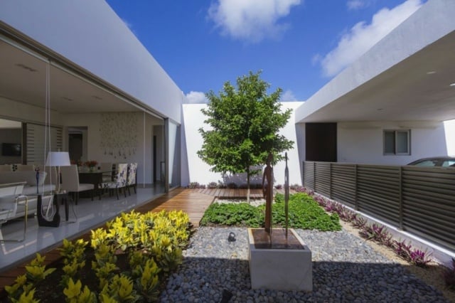 aménagement terrasse galets-decoration-arbre-meubles