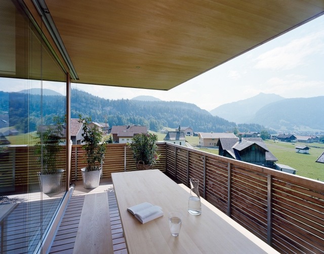 aménagement-terrasse-table-rectangulaire-bois-vue-montagne
