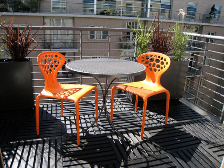 aménagement-terrasse-table-ronde-chaises-oranges