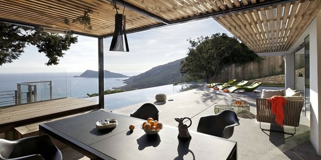 aménagement terrasse vue-mer-montangne-table-rectangulaire-bois