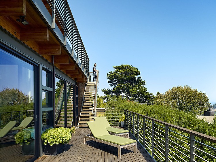 aménager-terrasse-moderne-chaises-longues-plantes aménager une terrasse