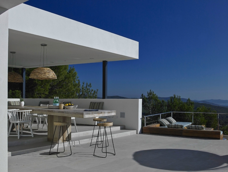 aménager-terrasse-moderne-table-manger-tabourets-bois