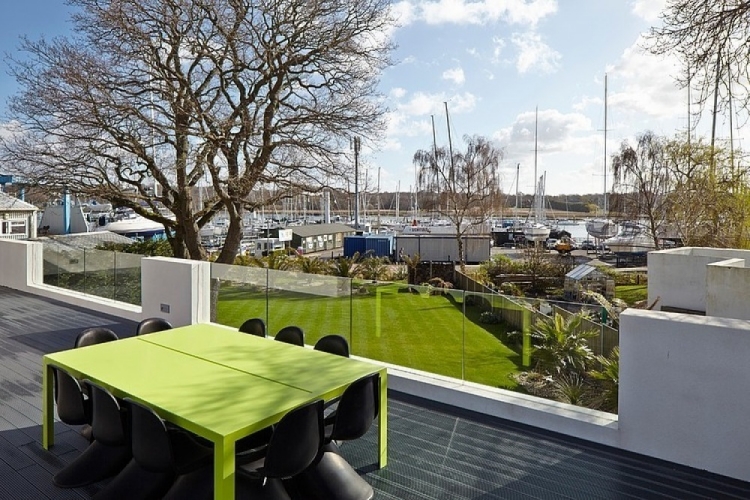 aménager-terrasse-tables-vert-anis-chaises-noires aménager une terrasse