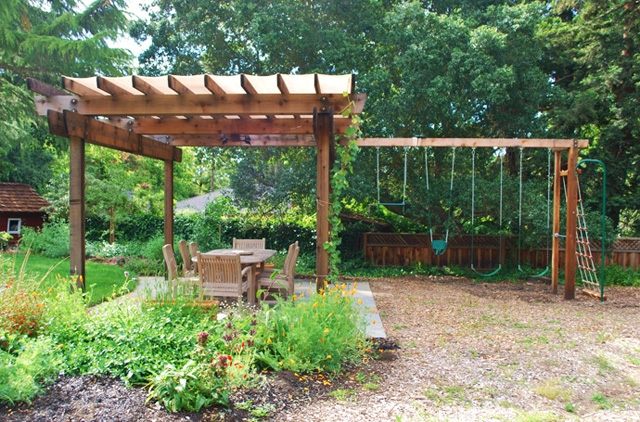 aménagement jardin pergola-bois-coin-repas-table-rectangulaire